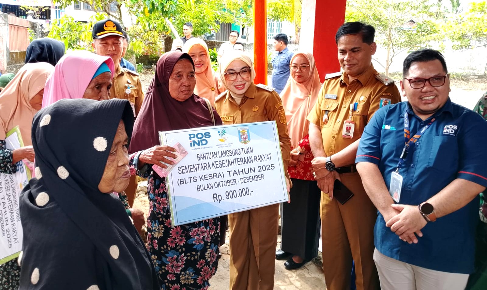 Bupati Ayu Tinjau Pembagian BLT Kesra 2025 di Kantor Pos Blambangan Umpu