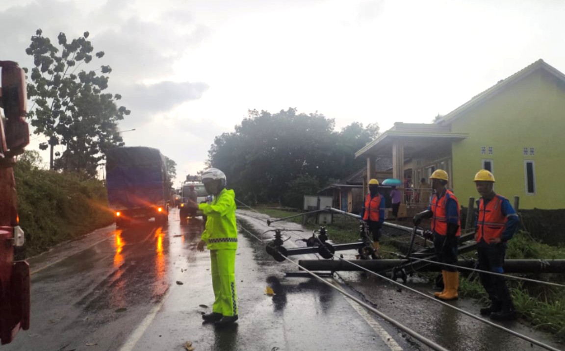 Satlantas Polres Way Kanan Evakuasi Tiang Listrik Tumbang di Jalinsum
