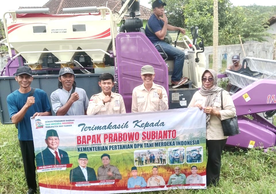 DPD TMI Way Kanan Salurkan Combine Harvester, Dorong Panen Padi Lebih Cepat & Efisien