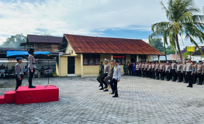 Kapolres Pesisir Barat Pimpin Apel Gelar Pasukan Operasi Lilin Krakatau 2025