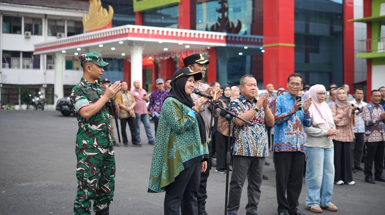 Eva Dwiana Lepas Bantuan Kemanusiaan untuk Tiga Provinsi Terdampak Banji