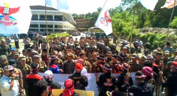 Aksi Damai Ormas di Pemkab Pesisir Barat Berlangsung Kondusif, Tuntut Keterbukaan Informasi