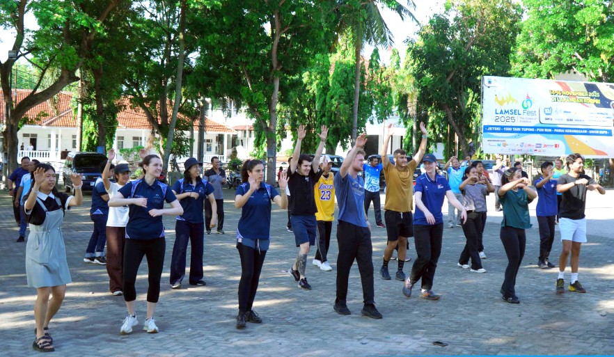 Delegasi AIYEP 2025 Meriahkan Senam Pagi ASN Lampung Selatan di Lapangan Korpri