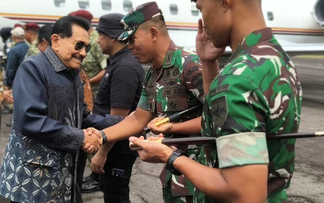 Dandim 0427/Way Kanan Sambut Kedatangan Hendropriyono di Lanudad Gatot Soebroto