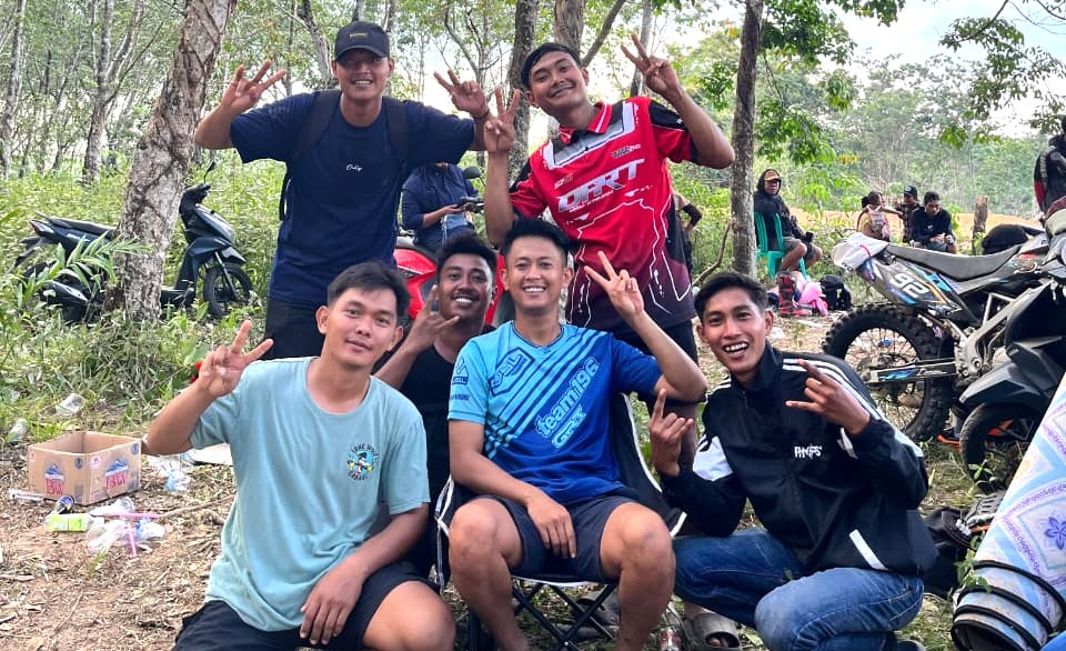 Reuni di Lintasan, Pembalap Senior Kini Legislator Raih 2 Piala Grastrack Way Kanan