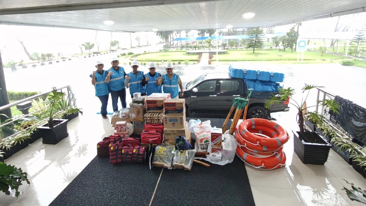 Jalan Kaki Tembus Longsor, Tim PLN NP Evakuasi Warga Terjebak Banjir di Sumut