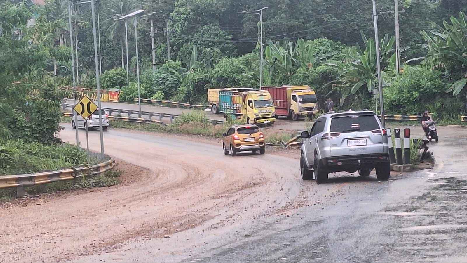 Cegah Lakalantas, Damkar Way Kanan Semprot Tumpukan Tanah di Jembatan Way Umpu