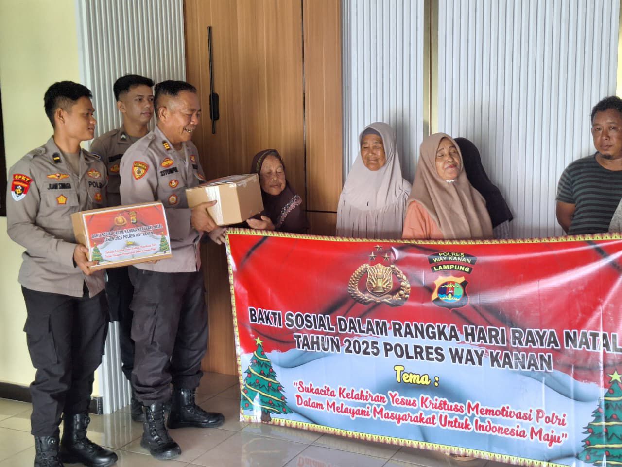 Sambut Natal 2025, Polres Way Kanan Berbagi Sukacita Lewat Bansos Sembako