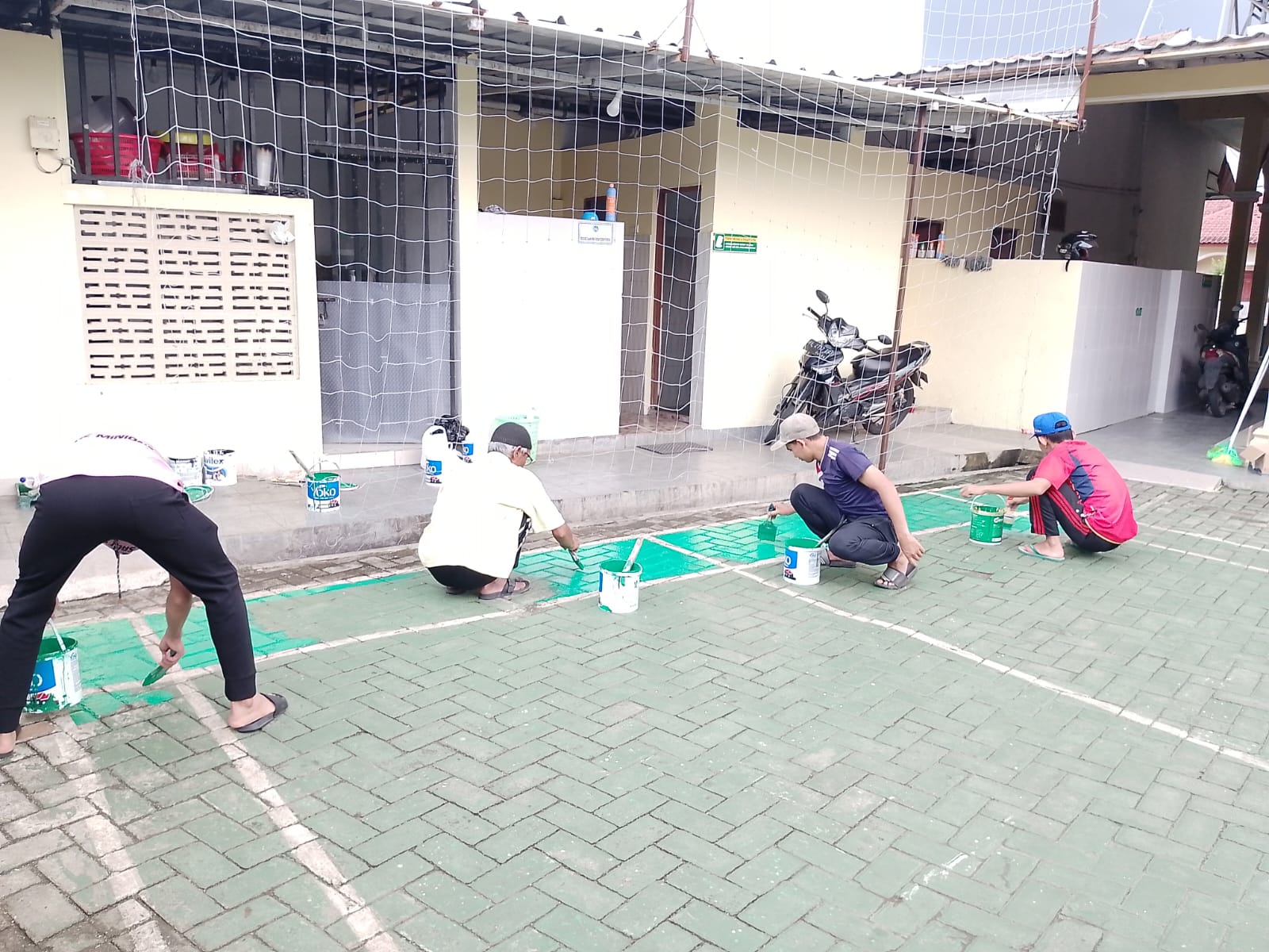 Gotong Royong, Jamaah Masjid Al Iman Antusias Bersih-Bersih Meski Diguyur Hujan