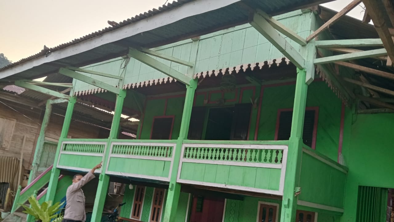 Polsek Semaka Identifikasi Dampak Puting Beliung di Pekon Way Kerap