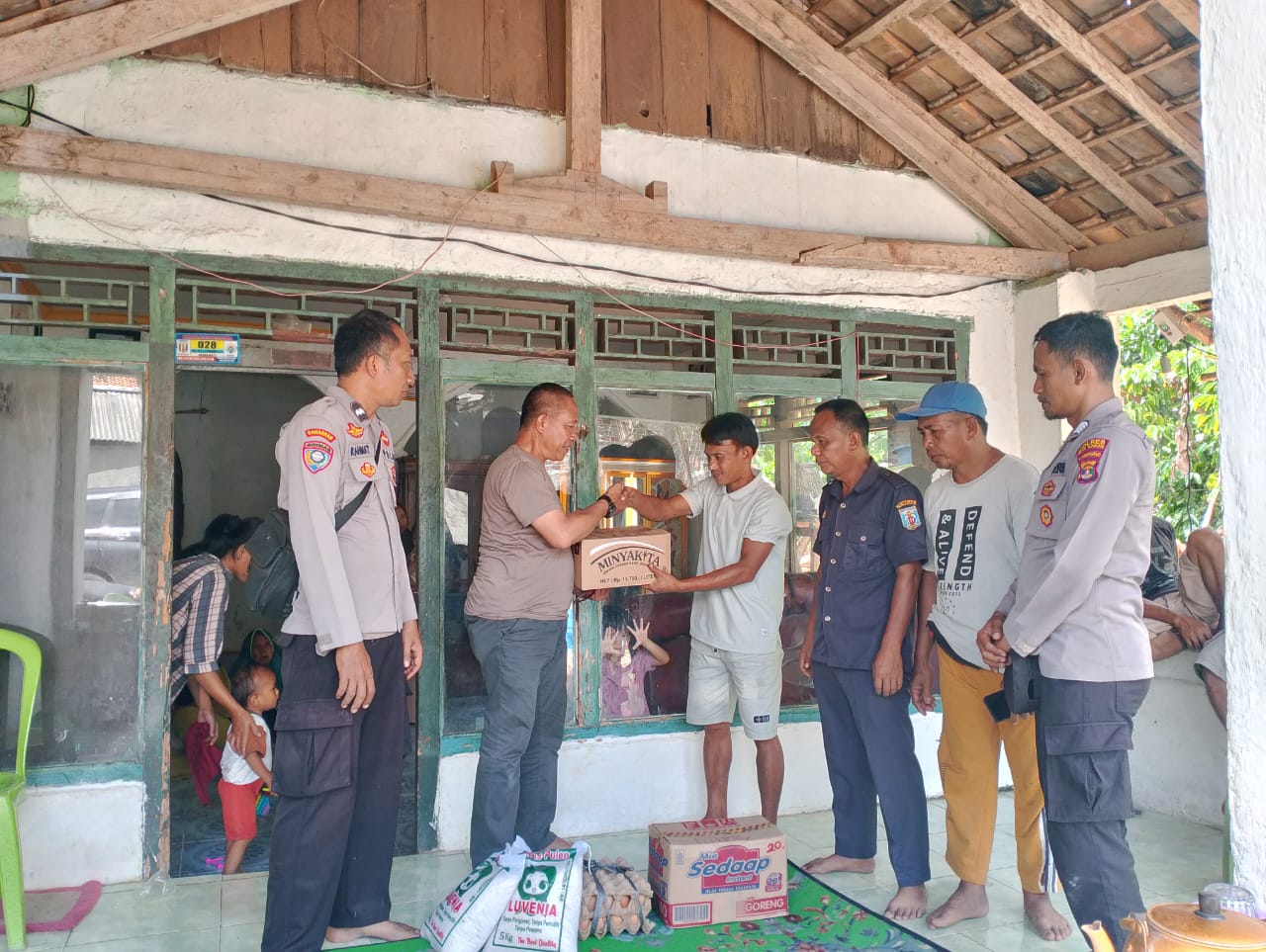 Satu Keluarga Luka-Luka Akibat Petir, Polsek Rebang Tangkas Beri Bantuan Sembako