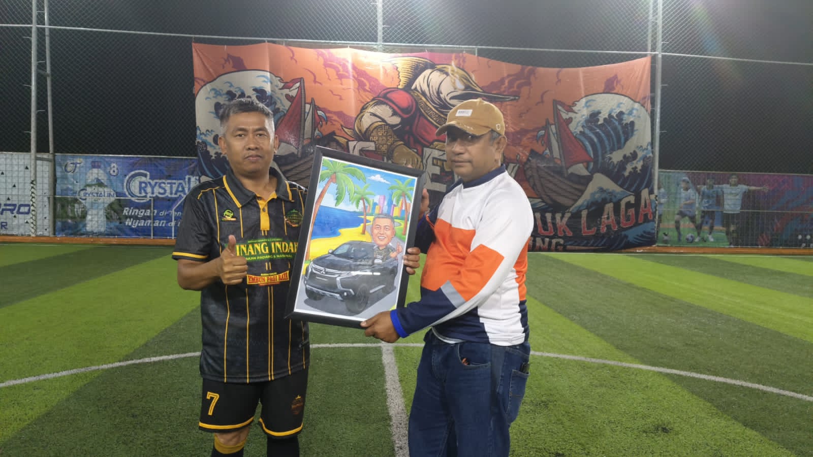 Rayakan Ultah di Lapangan Mini Soccer, Ketua Sikambara Lampung Dapat Kejutan Karya Seni