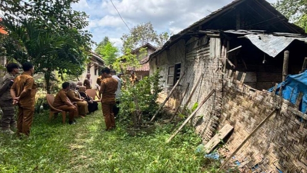 Wakil Bupati Pringsewu Tinjau Rumah Warga Tidak Mampu di Pekon Gading Rejo Utara