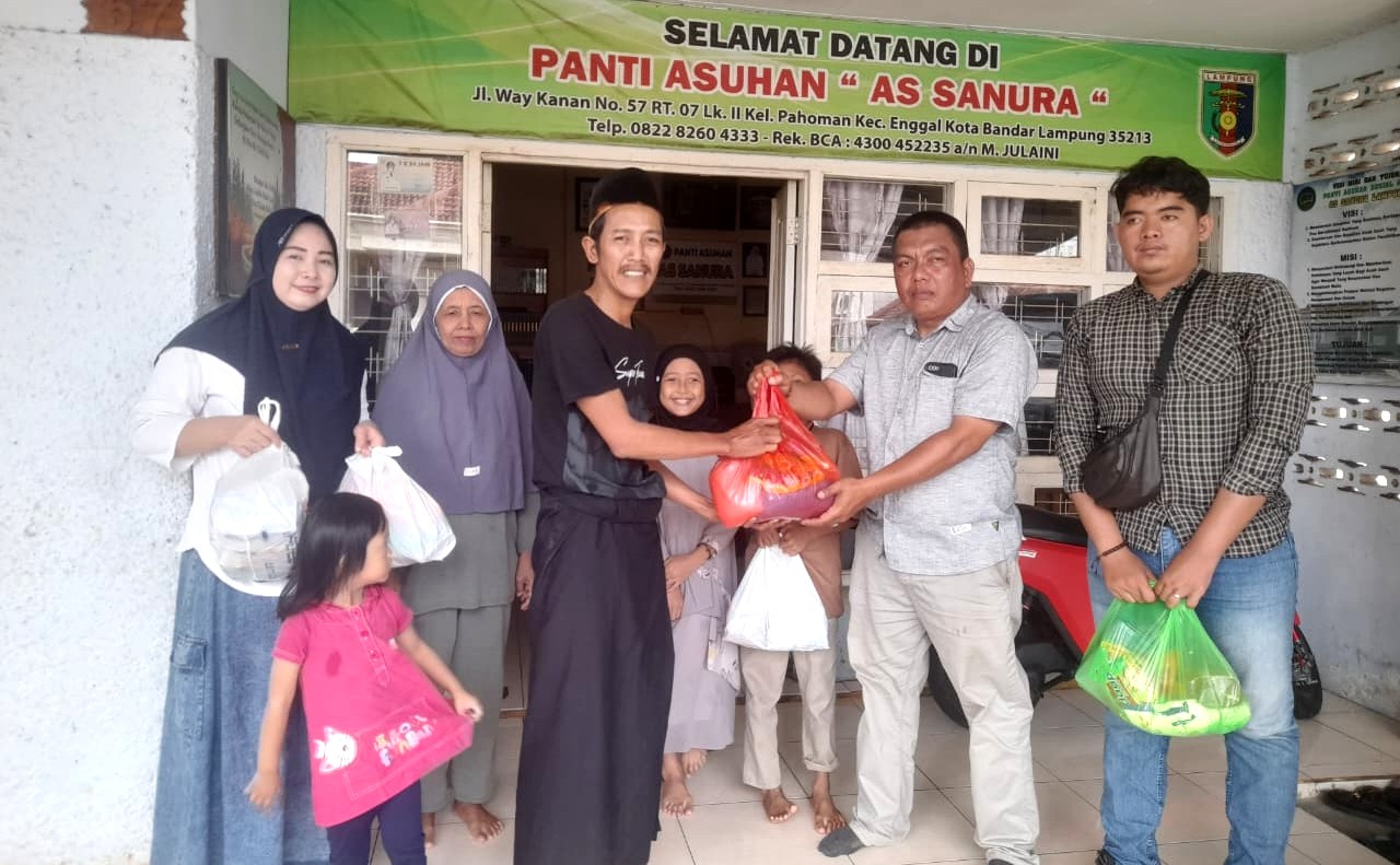 Taring dan PGRI Bandar Lampung Berbagi Sembako untuk Warga yang Membutuhkan