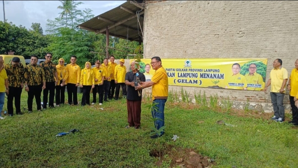Partai Golkar Lampung Tanam Pohon Durian dan Alpukat Lewat Program GELAM di Kemiling