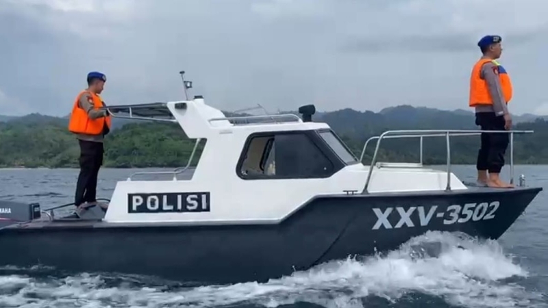 Satpolairud Polres Tanggamus Gelar Patroli dan Pencarian Korban Hilang Kebakaran KM Maulana 3.0