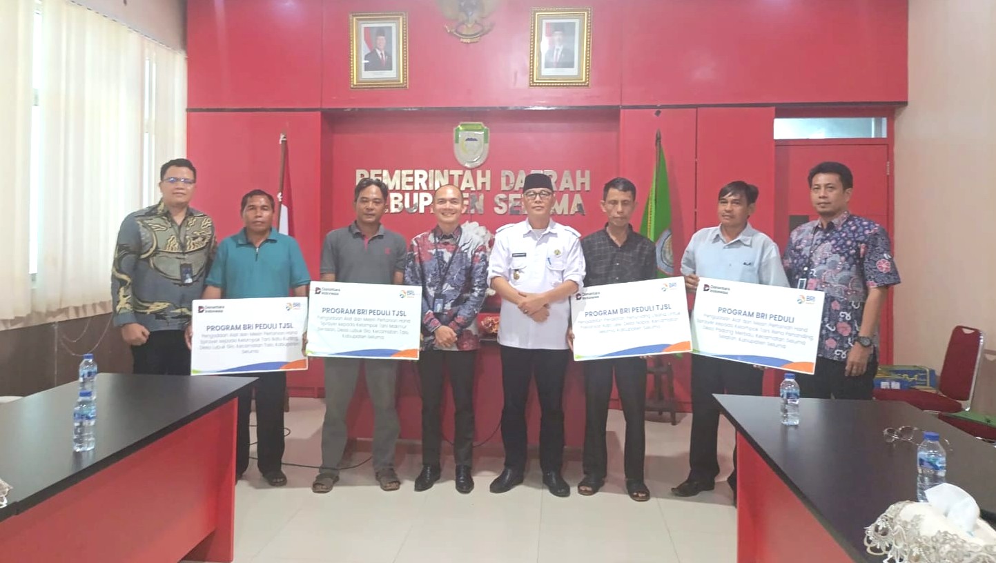 BRI Cabang Manna Beri Bantuan Freezer dan Hand Sprayer kepada Petani Seluma