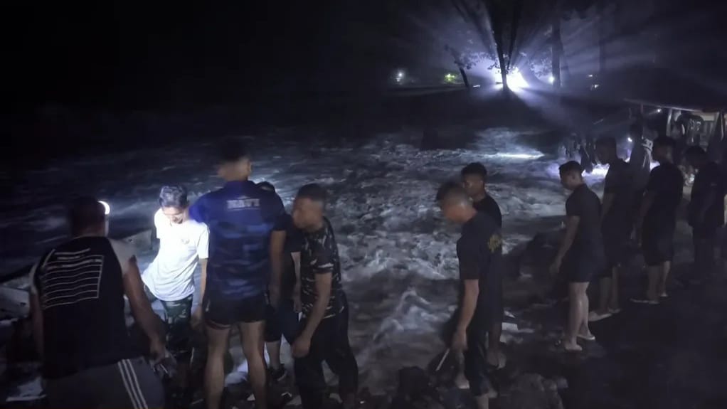 Ombak Besar Hantam Pemukiman di Kelurahan Santiago, Lanal Tahuna Gerak Cepat Bantu Warga