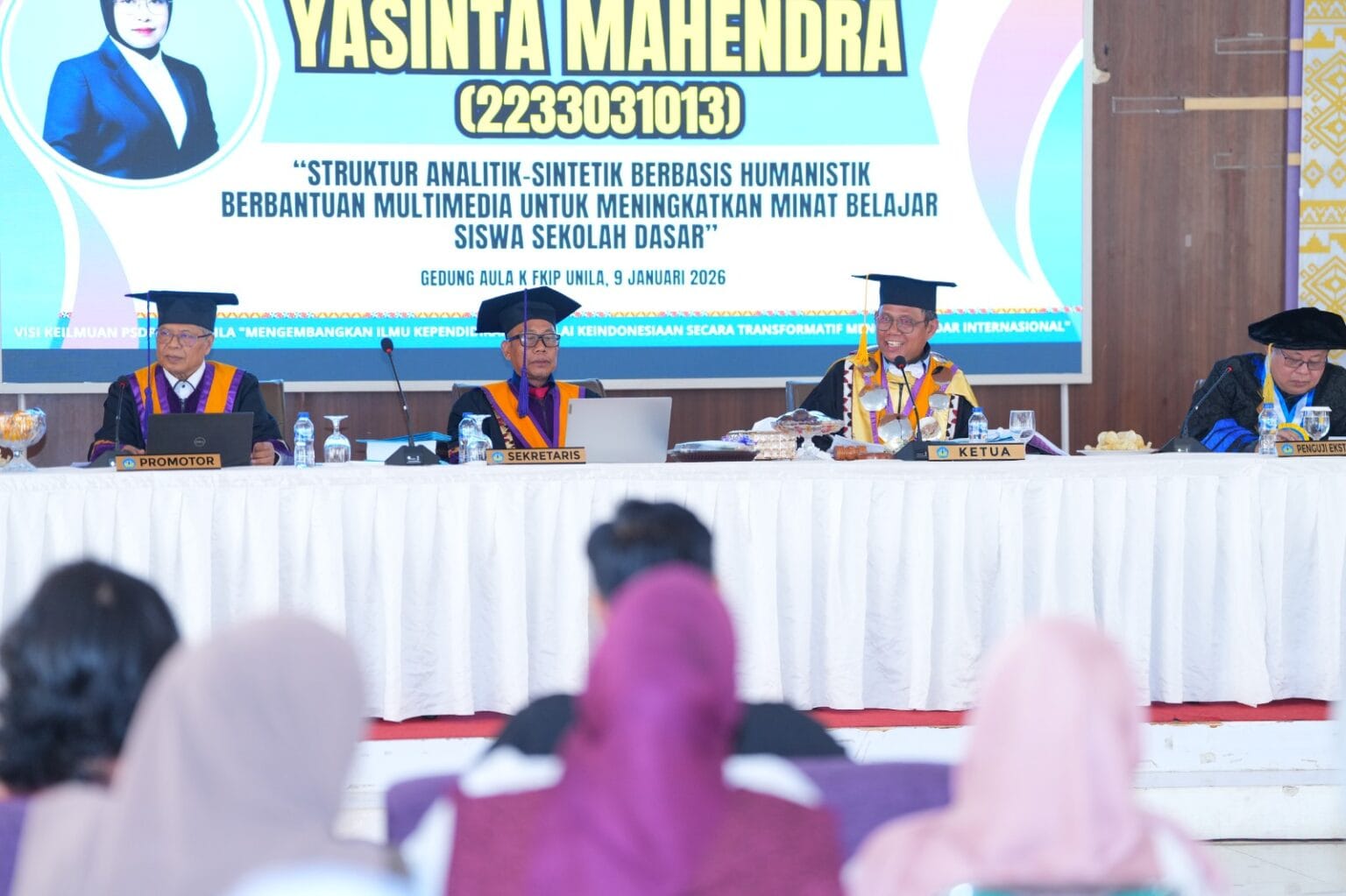 Yasinta Mahendra Resmi Ikuti Ujian Terbuka Promosi Doktor di FKIP Unila Potensinews.id - Fakultas Keguruan dan Ilmu Pendidikan (FKIP) Universitas Lampung (Unila) menyelenggarakan ujian terbuka promosi Doktor Yasinta Mahendra dengan disertasi berjudul “Struktur Analitik-Sintetik Berbasis Humanistik Berbantuan Multimedia untuk Meningkatkan Minat Belajar Siswa Sekolah Dasar”, pada Jumat, 9 Januari 2026, di Aula K FKIP Unila. Sidang promosi doktor dibuka Prof. Dr. Sunyono, M.Si., selaku Wakil Rektor Bidang Kemahasiswaan dan Alumni sebagai perwakilan ketua tim penguji, Prof. Hasan Hariri, S.Pd., M.B.A., Ph.D., sebagai sekretaris penguji, Prof. Dr. Muhammad Fuad, M.Hum., selaku Promotor, Dr. Dina Maulina, M.Si., selaku Co-Promotor. Turut hadir Dr. Riswandi, M.Pd., dan Dr. Rangga Firdaus, S.Kom., M.Kom sebagai penguji internal, serta Prof. Dr. Ade Hikmat, M.Pd., sebagai penguji eksternal. Penelitian ini mengungkap minat membaca siswa sekolah dasar di Indonesia masih tergolong rendah. Hasil PISA 2018 (OECD, 2019) menunjukkan kemampuan membaca siswa Indonesia berada di bawah rata-rata internasional, sementara UNESCO (2022) mencatat indeks minat membaca hanya 0,01 persen. Temuan di Kabupaten Lampung Utara tahun 2023 memperkuat data tersebut, di mana dari 351 siswa kelas II SD, hanya 164 siswa yang berminat membaca, sedangkan 187 siswa lainnya tidak berminat. Temuan ini sejalan dengan hasil penelitian nasional dan internasional. “Data tersebut menunjukkan perlunya inovasi pembelajaran yang lebih menarik untuk meningkatkan minat membaca siswa sekolah dasar,” ujarnya. Penelitian ini bertujuan mengembangkan dan menganalisis efektivitas metode Struktur Analitik Sintetik (SAS) berbasis humanistik berbantuan multimedia dalam meningkatkan minat membaca siswa sekolah dasar. Metode ini dikembangkan melalui tahapan analisis kebutuhan, perancangan, validasi ahli, revisi, dan uji coba awal di kelas. Dalam penelitian ini, minat membaca dipahami sebagai proses belajar yang melibatkan perhatian, keterlibatan, dan motivasi siswa, bukan sekadar kemampuan membaca teks. Pendekatan humanistik dan pemanfaatan multimedia menempatkan siswa sebagai subjek aktif dalam pembelajaran membaca. Melalui penelitiannya, Yasinta Mahendra menawarkan metode SAS berbasis humanistik berbantuan multimedia sebagai alternatif pembelajaran membaca permulaan yang efektif dan relevan dengan kebutuhan siswa sekolah dasar. Harapannya, metode SAS berbasis humanistik berbantuan multimedia dapat menjadi rujukan bagi pendidik, satuan pendidikan, serta pengambil kebijakan pendidikan dalam mengembangkan pembelajaran membaca permulaan yang lebih humanis, kontekstual, dan efektif untuk meningkatkan minat belajar membaca siswa sekolah dasar.