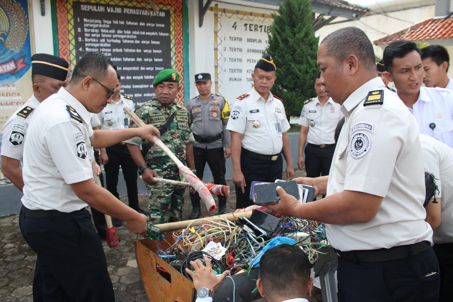 Sinergi TNI-Polri, Lapas Kotaagung Musnahkan Barang Sitaan Hasil Razia 2025