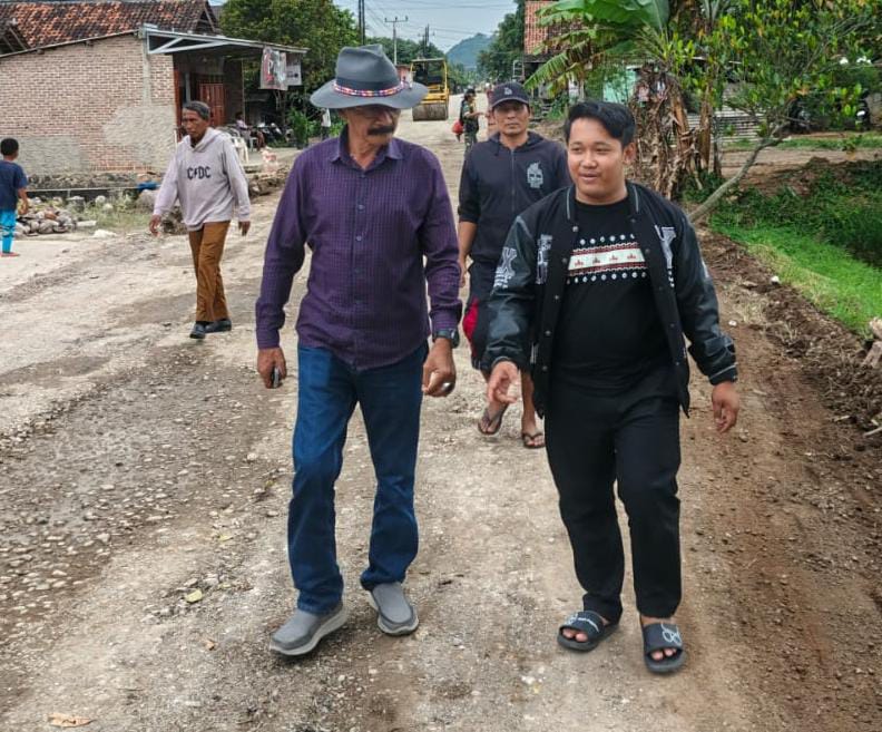 Respons Keluhan Warga, Anggota DPRD Pringsewu Tinjau Pemerataan Jalan Rusak di Gadingrejo