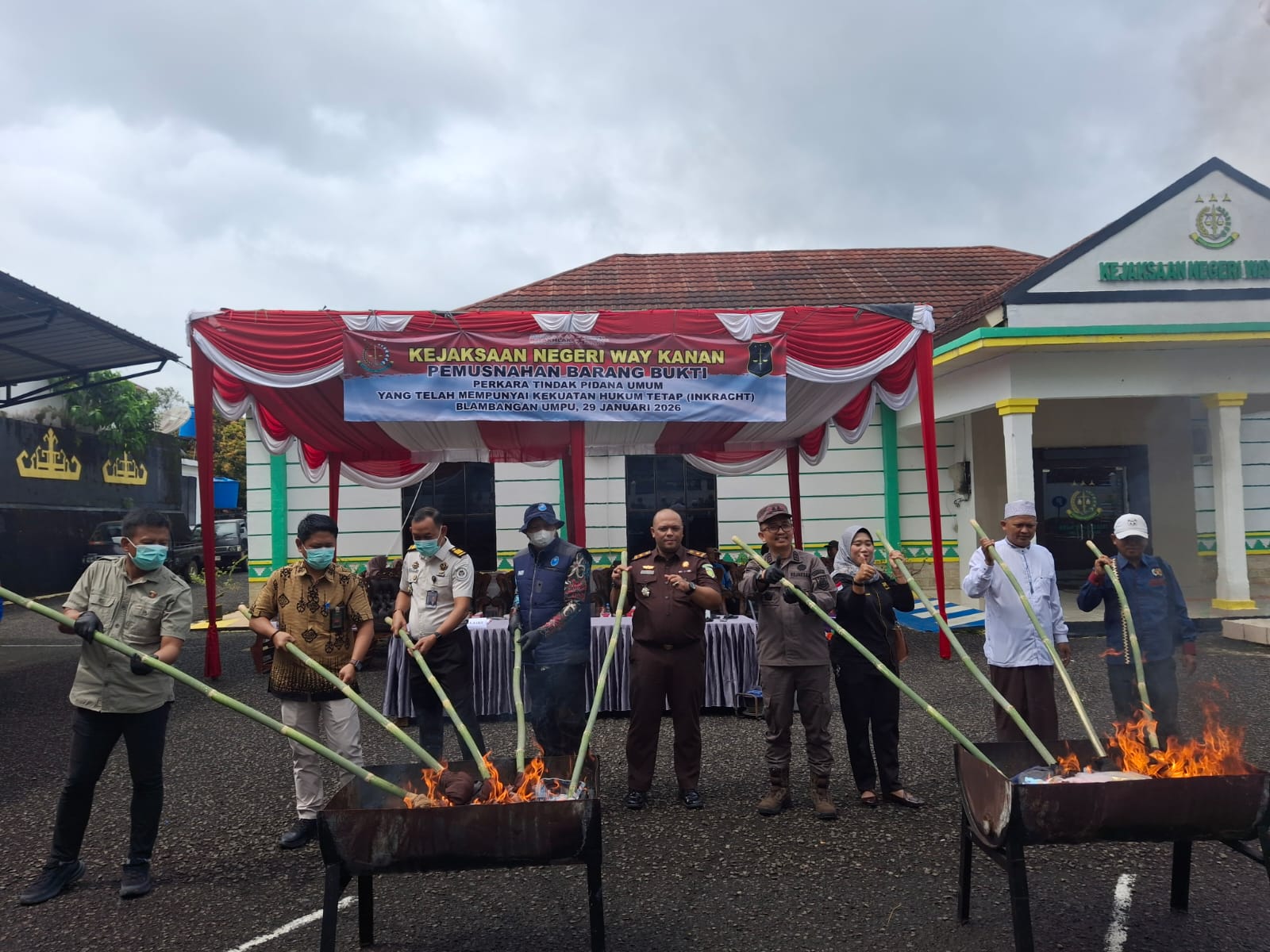 Kejari Way Kanan Musnahkan Barang Bukti 14 Perkara Inkracht