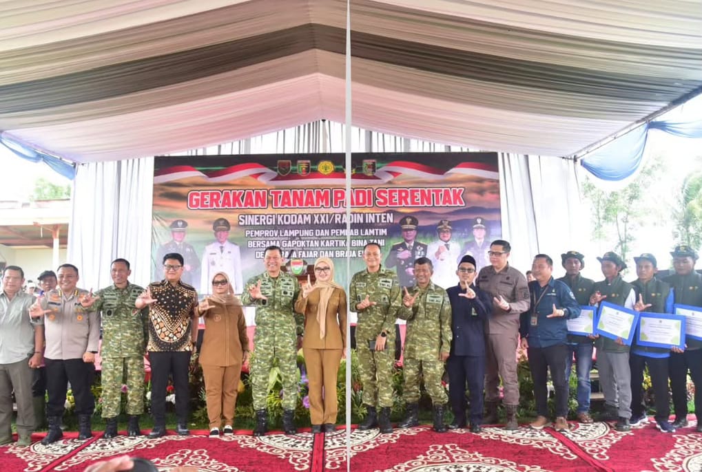 Ketua DPRD Lampung A. Giri Akbar Ikuti Tanam Padi Bersama Forkopimda di Lampung Timur