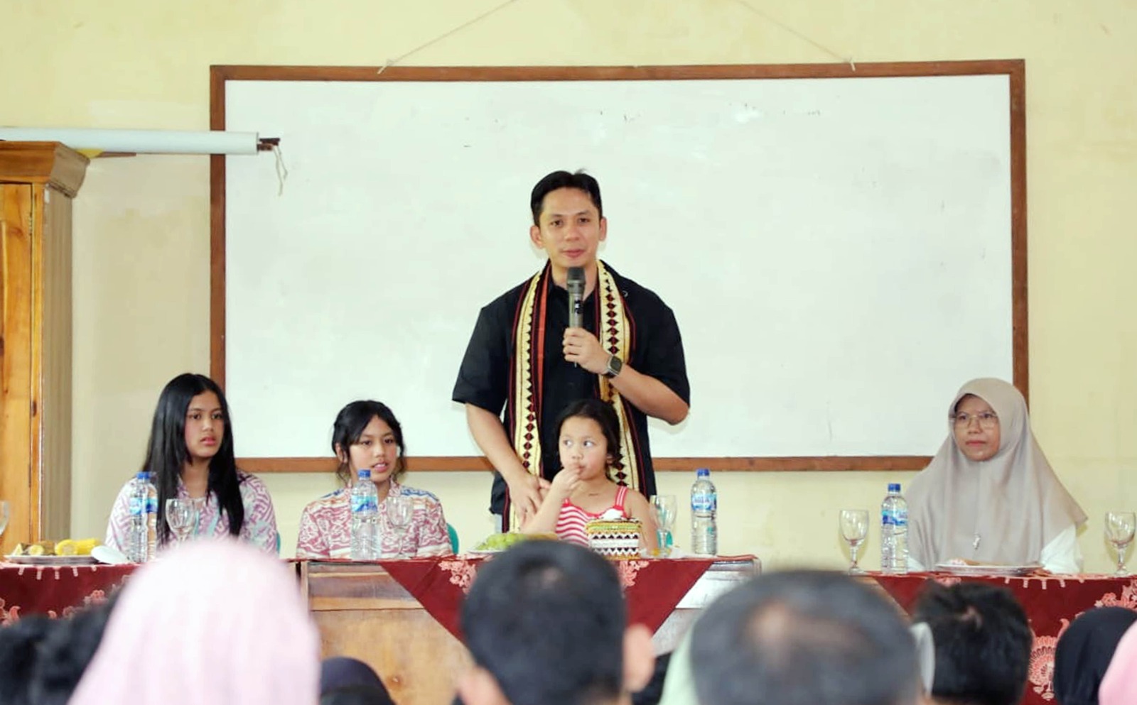 Bupati Lampung Selatan Sambangi SLB Negeri Sidomulyo, Tebar Empati Bersama Tiga Putrinya