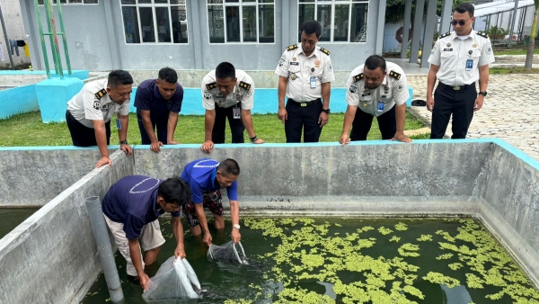 Dukung Kemandirian Pangan, Lapas Way Kanan Tebar 900 Bibit Ikan Nila dan Gurame