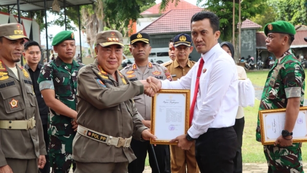 Bupati Tanggamus Beri Penghargaan kepada 15 Personel Polres Tangamus