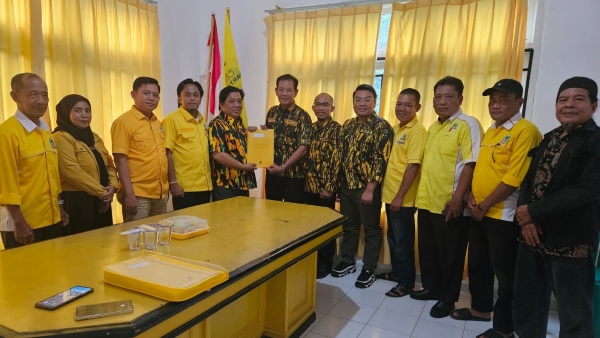 Darlian Pone Resmi Kembalikan Formulir Pendaftaran Calon Ketua DPD Golkar Way Kanan