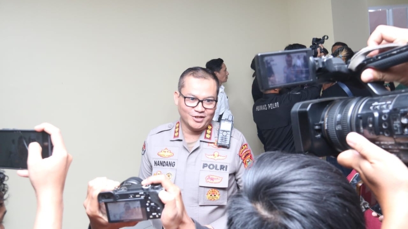 Aksi Cepat Personel Bidhumas Polda Sumsel Selamatkan Korban Kecelakaan di Palembang