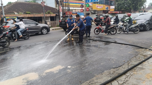Cegah Kecelakaan, DAMKAR Bandar Lampung Bersihkan Tumpahan Oli di Tanjung Karang Pusat