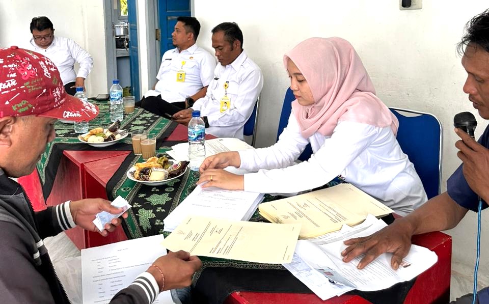 ATR/BPN Way Kanan Serahkan 419 Sertifikat PTSL di Bumi Agung Wates