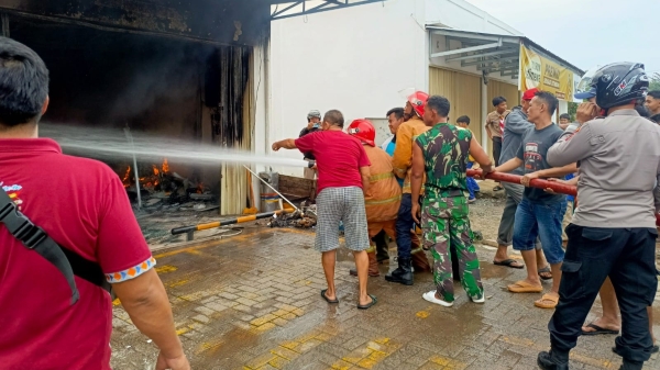 Korsleting Listrik Diduga Jadi Pemicu Kebakaran Minimarket di Way Kanan