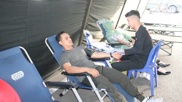 Dandim 0418/Palembang Tinjau Donor Darah HUT Persit ke-80 di Rumah Dinas Wali Kota