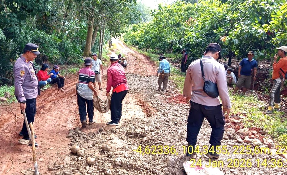 Humanis dan Responsif, Personel Polres Way Kanan Turun Bantu Warga
