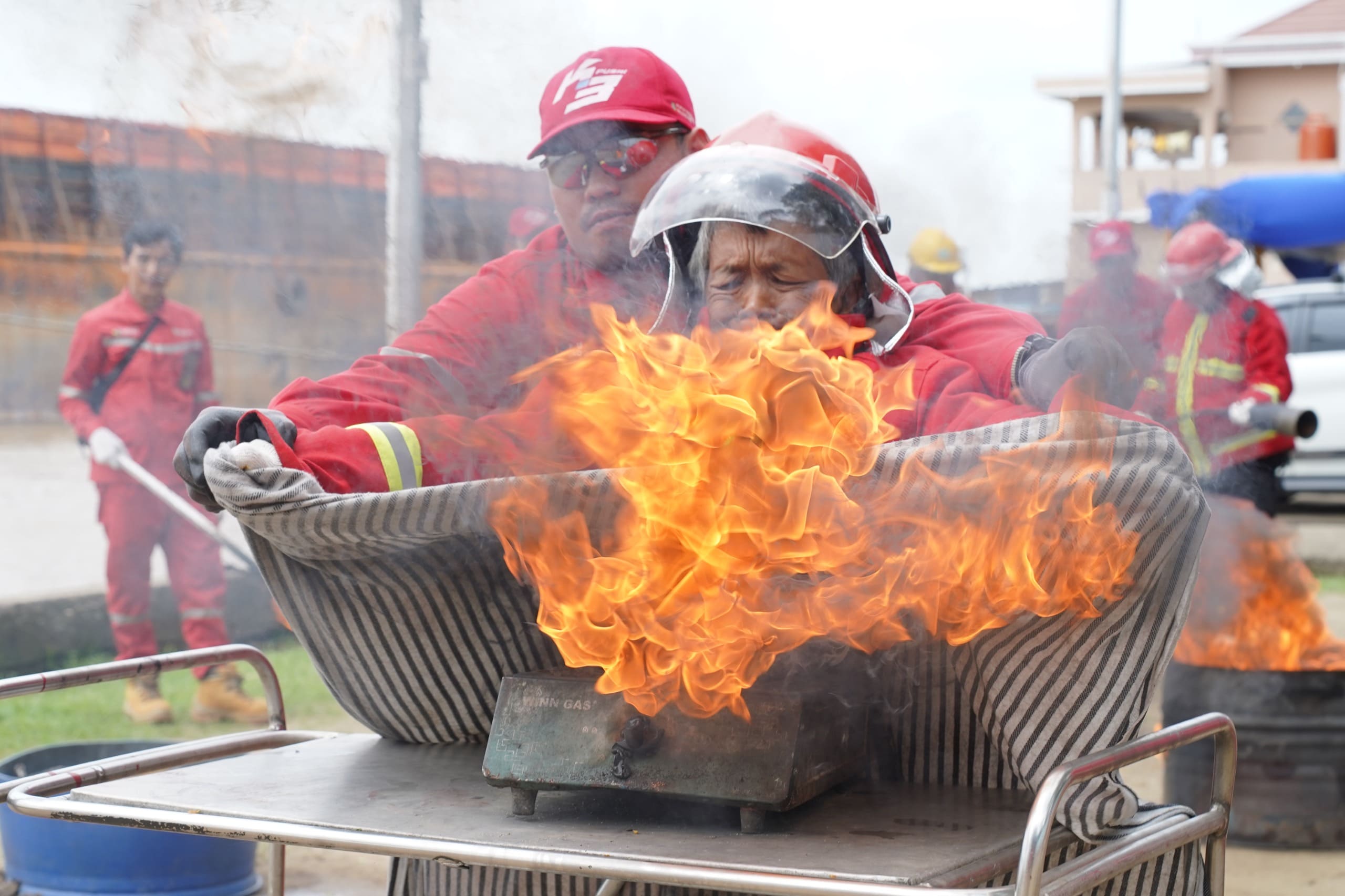 Peringati Bulan K3 Nasional, Pusri Bekali Warga Keterampilan Pemadaman Kebakaran