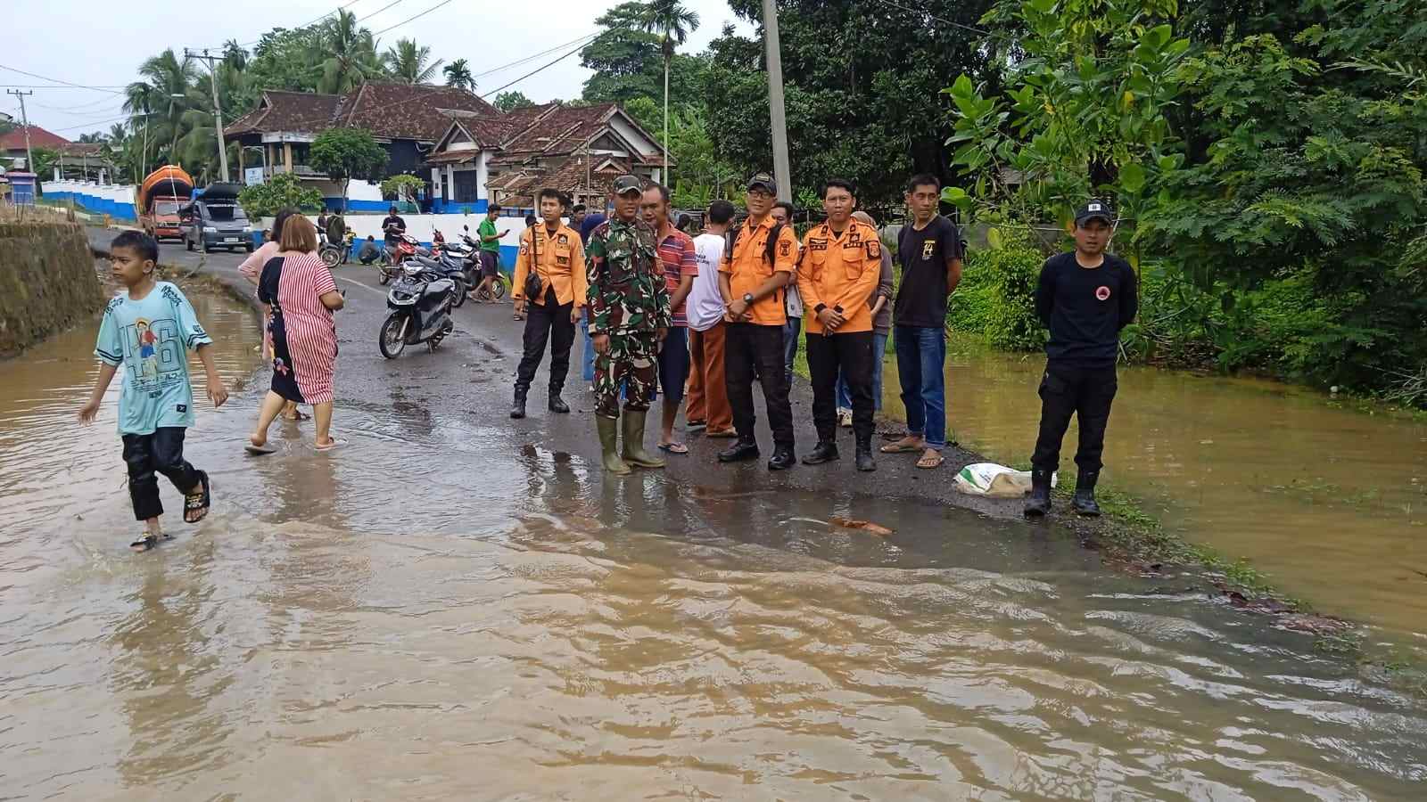 BPBD Way Kanan Gerak Cepat Tangani Banjir dan Pohon Tumbang di Sejumlah Wilayah