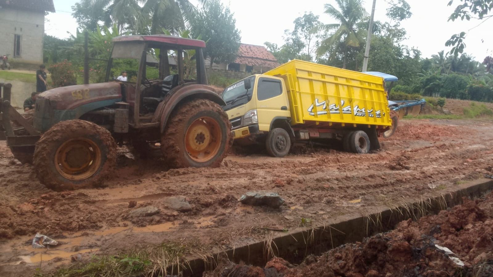 Ruas Jalan Lintas Provinsi di Negara Batin Rusak Parah, Warga Keluhkan Aktivitas Terganggu