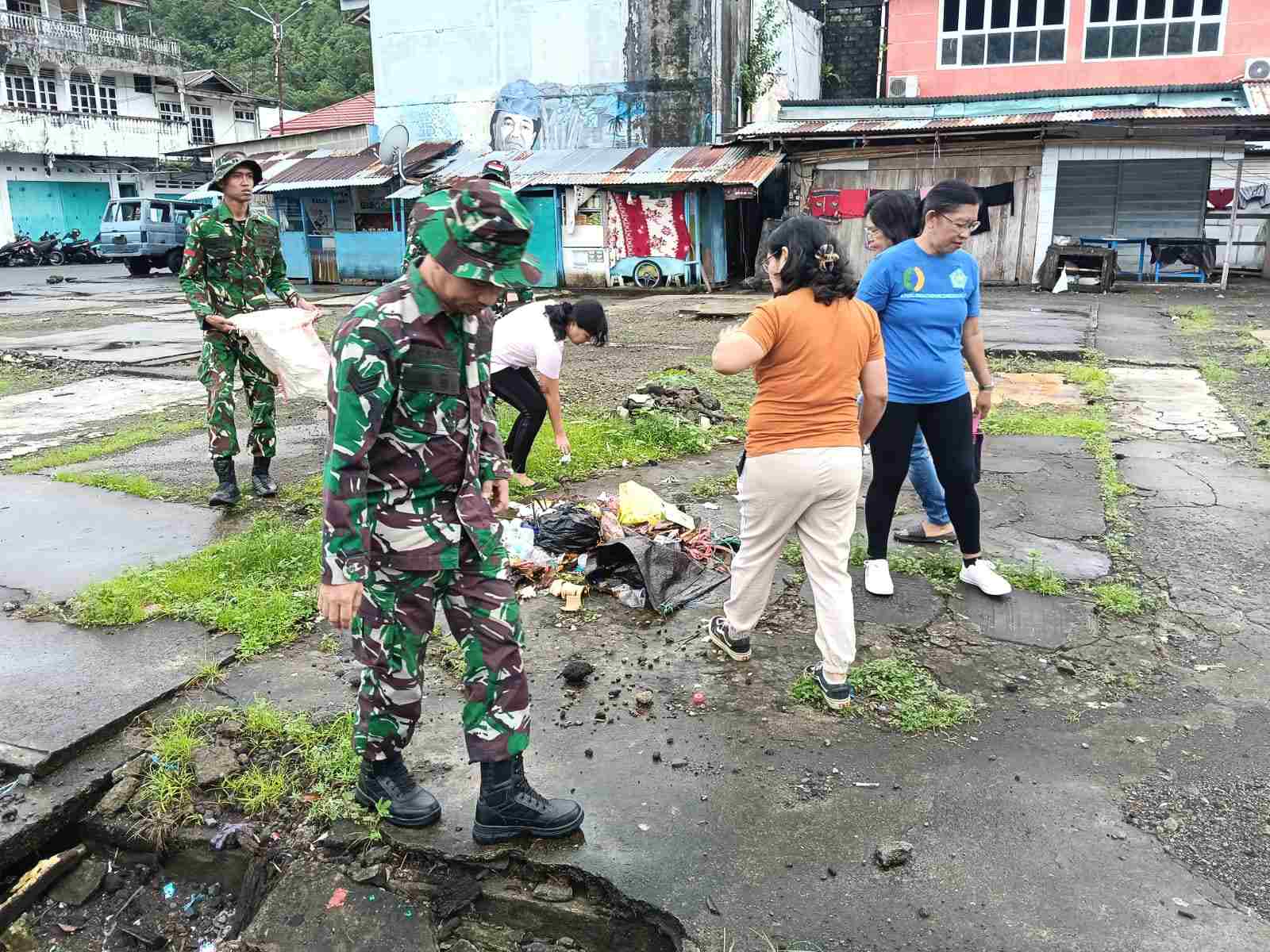 Gandeng DLH dan Warga, Kodim 1301/Sangihe Bersihkan Sampah Plastik di Pelabuhan Tahuna