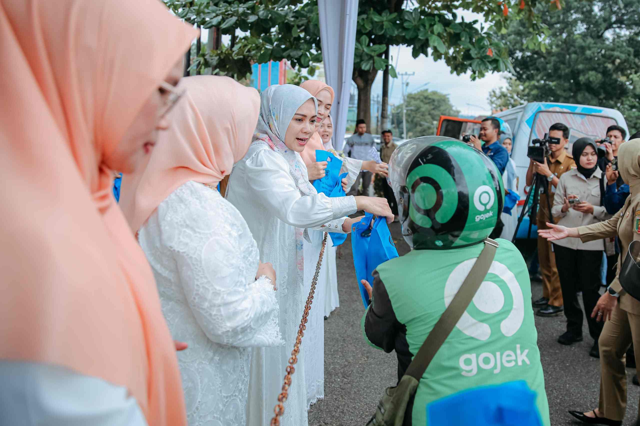 Batin Wulan Bagikan 800 Paket Takjil di Depan Mahan Agung Bandar Lampung
