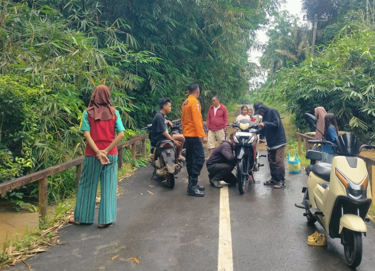 Banjir dan Pohon Tumbang Lumpuhkan Arus Lalu Lintas di Sejumlah Wilayah Way Kanan