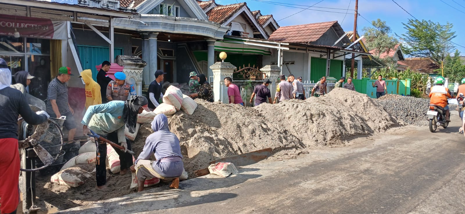 TNI-Polri dan Warga Gotong Royong Cor Jalan di Tiuh Balak Pasar Baradatu