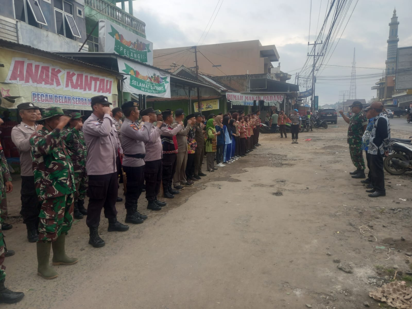 Ketua TMI Way Kanan Abdul Razak Hadiri Giat Gotong Royong Dandim 0427 di Baradatu