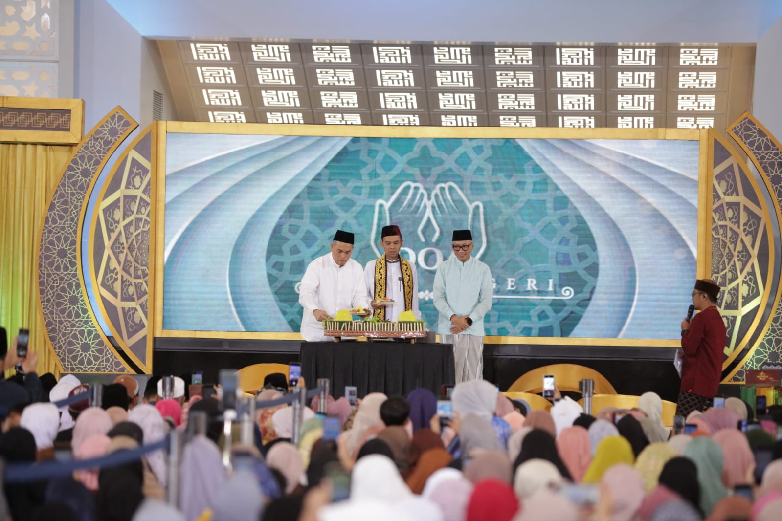 Lampung Jadi Tuan Rumah "Doa Untuk Negeri", Gubernur Mirza Djausal Sambut UAS di Masjid Al-Bakrie