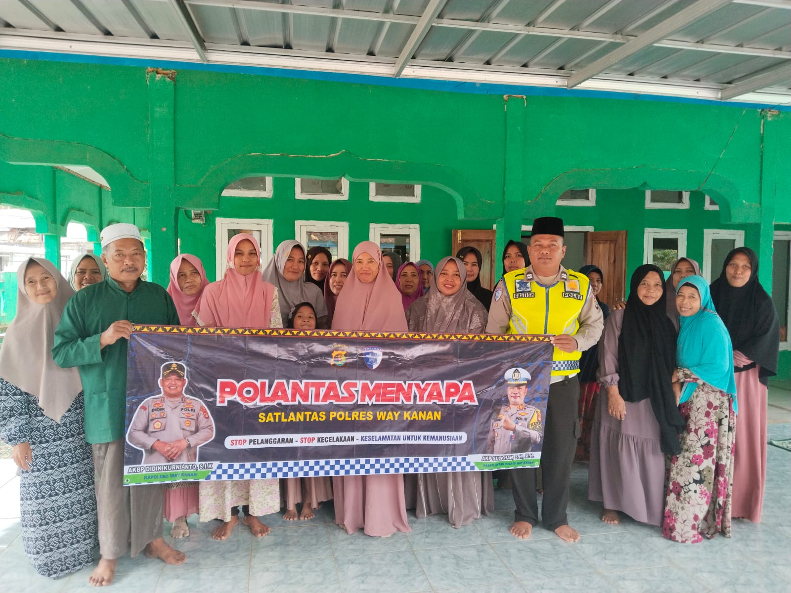Polantas Menyapa, Satlantas Polres Way Kanan Edukasi Ibu Pengajian di Negeri Baru