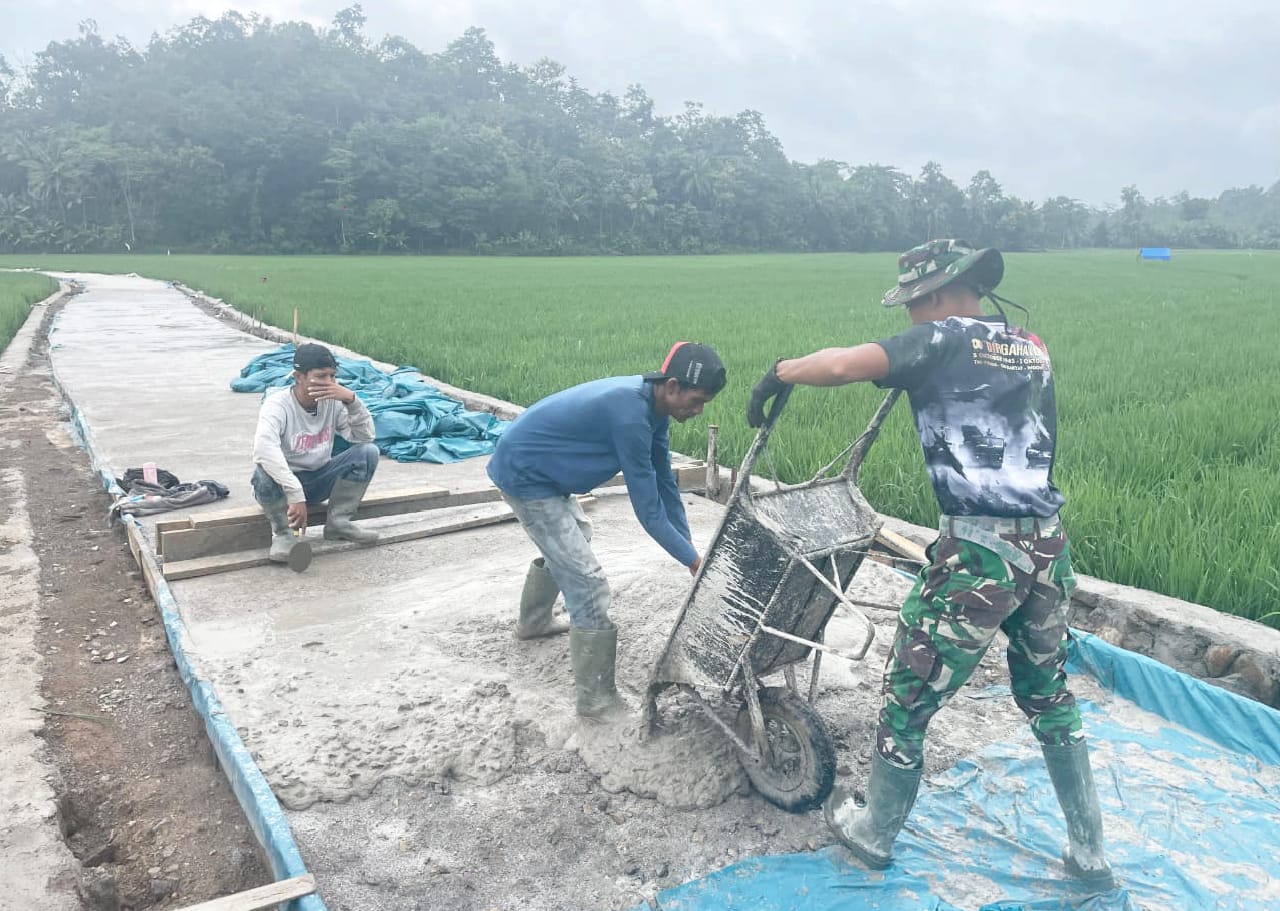 TMMD ke-127 Kodim 0421/LS Bangun Rabat Beton di Desa Tanjung Rejo Pesawaran