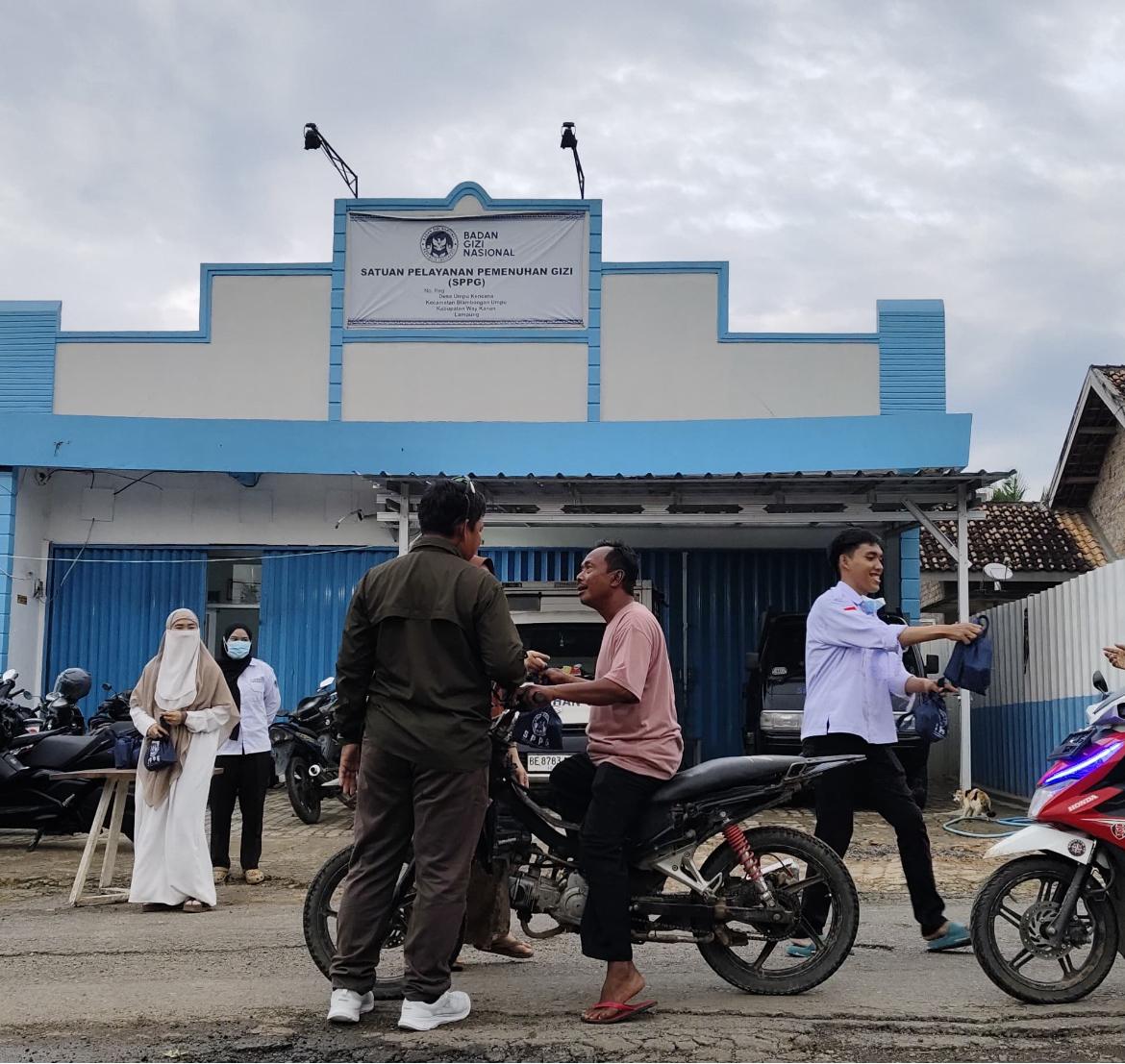 Semarak Ramadan, SPPG Umpu Kencana Bagikan Ratusan Takjil Gratis untuk Warga