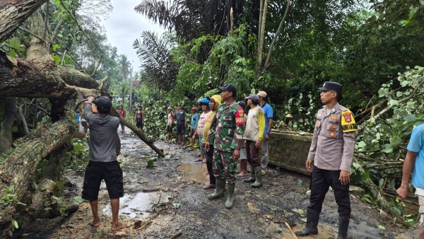 Sinergi TNI–Polri dan Warga, Babinsa Gerak Cepat Normalkan Jalan Banjit–Baradatu Pasca Banjir